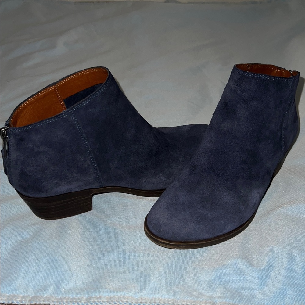 Women’s low heeled booties - Size 7 M